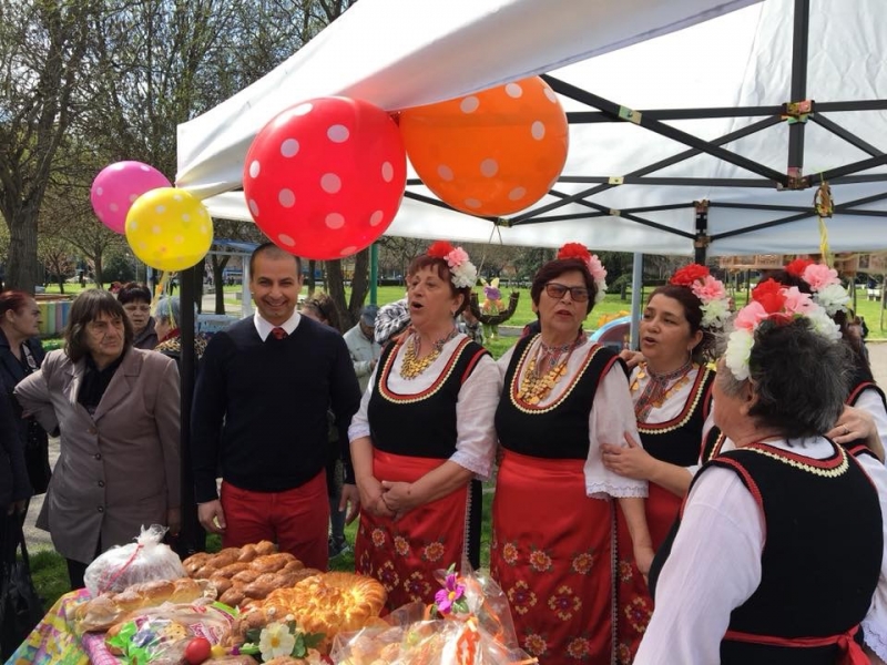 Бургазлии от няколко поколения боядисваха яйца в парка с МДБГ