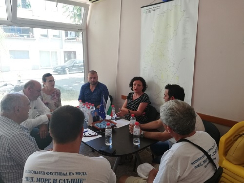 Народните представители от ГЕРБ проведоха работна среща с пчелари в Поморие