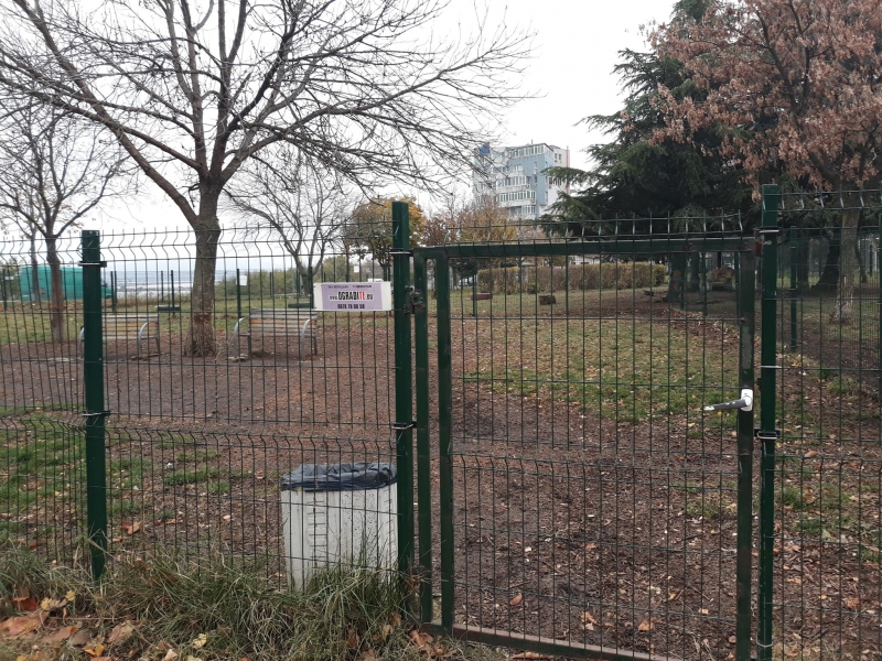 Осветяват зоната за кучета в „Меден рудник” в началото на годината