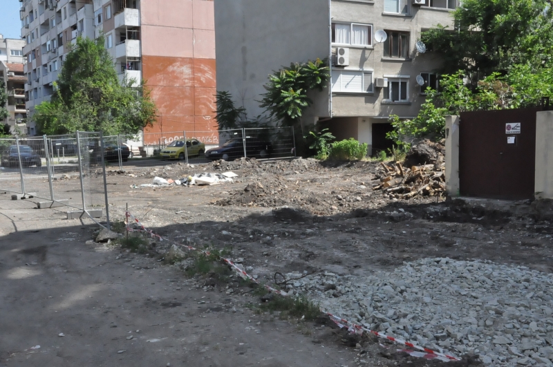 Общината обособява четири паркинга по ул. „Дебелт“ в к-с „Възраждане“