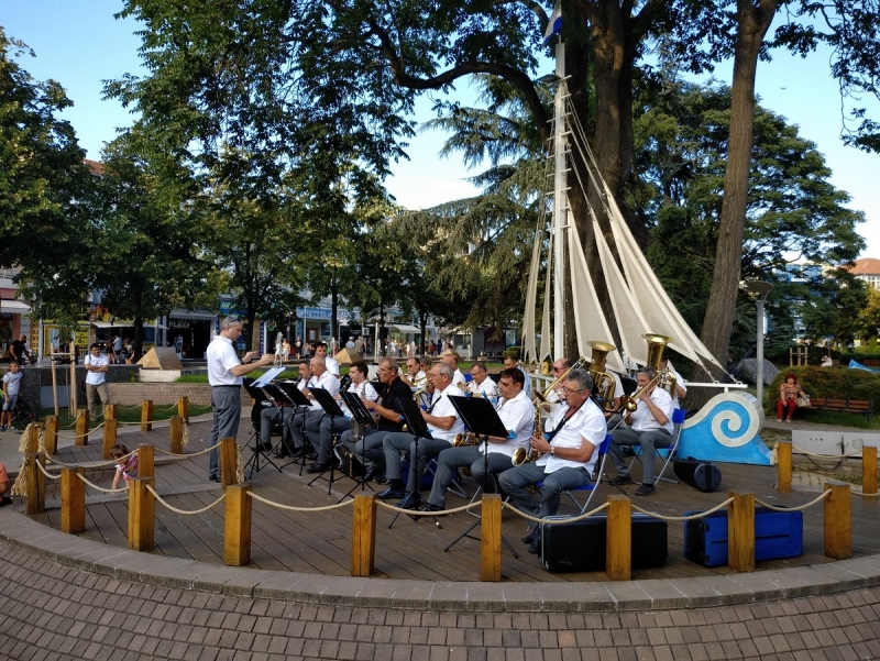 Духовият оркестър изнася концерт, посветен на Съединението 