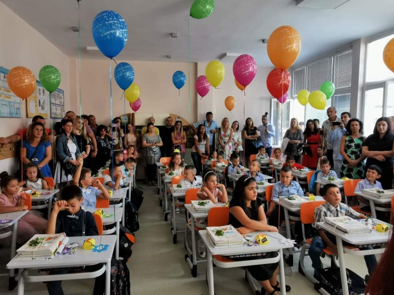 Всички 2000 бургаски първокласници бяха посрещнати днес в обновени и модерно оборудвани учебни стаи