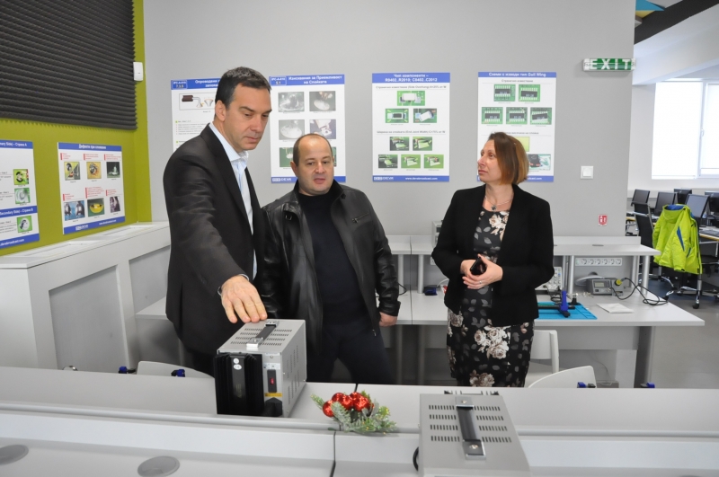 Оборудваха гимназията по програмиране с високотехнологична лаборатория по микроелектроника 