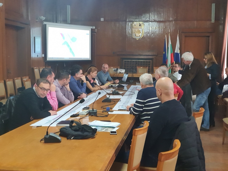 Транспортни експерти обсъдиха финалния проект за реконструкция на булевард „Демокрация“ 