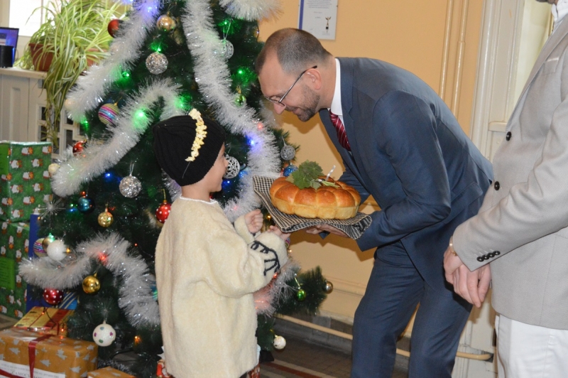 Коледарчета наричаха за здраве при областния управител Вълчо Чолаков