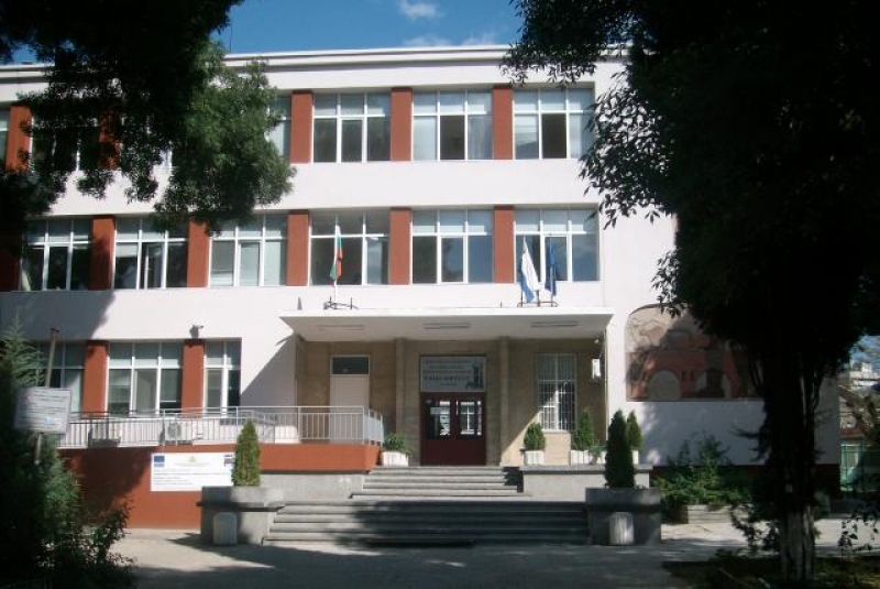  Гимназията по строителство чества юбилей, кани бивши ученици да изпращат снимки и спомени