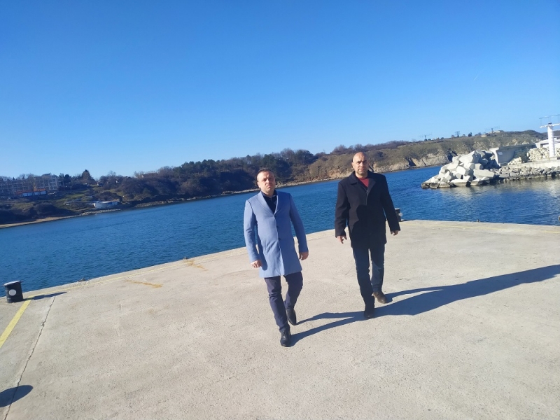 Георги Пинелов алармира трима министри за състоянието на плажа в Черноморец