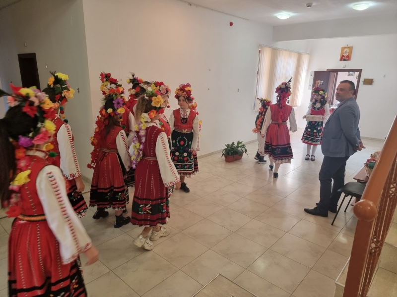 Лазарки огласиха с песните си общинския съвет в Созопол