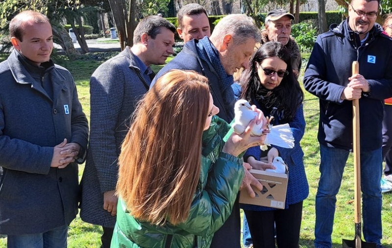 Със засаждането на рози Дамасцена и дървета ГЕРБ-СДС закри кампанията си в Бургас 