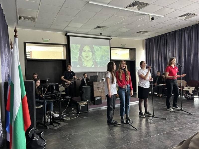 С артистичен спектакъл учениците от АЕГ-Бургас отбелязаха 61-вата годишнина от рождението на Петя Дубарова