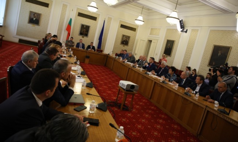 Народните представители започват сформирането на комисии
