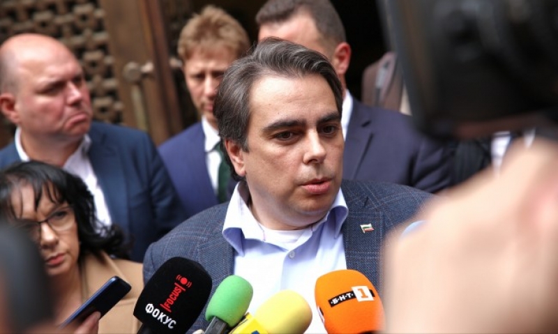Асен Василев: Седим и чакаме ГЕРБ, топката е в тяхното поле