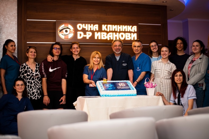 Ученици от ППМГ „Акад. Никола Обрешков“ „станаха лекари“ на 15-годишнината на Очна клиника-Д-р Иванови
