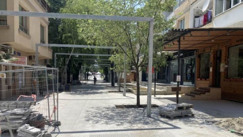 Емил Пейчев пита кмета на Царево защо се ремонтира само определена част от една конкретна улица 