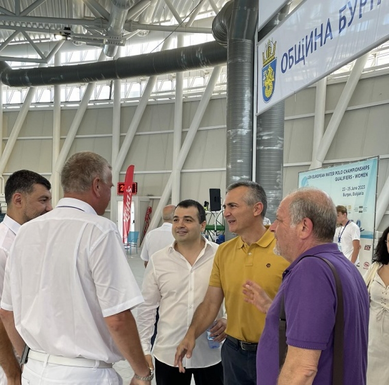 Министърът на младежта и спорта гарантира санирането на Спортното училище в Бургас