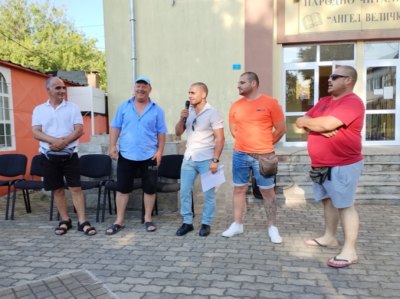 Жителите на село Росен излизат на протест заради разбит път