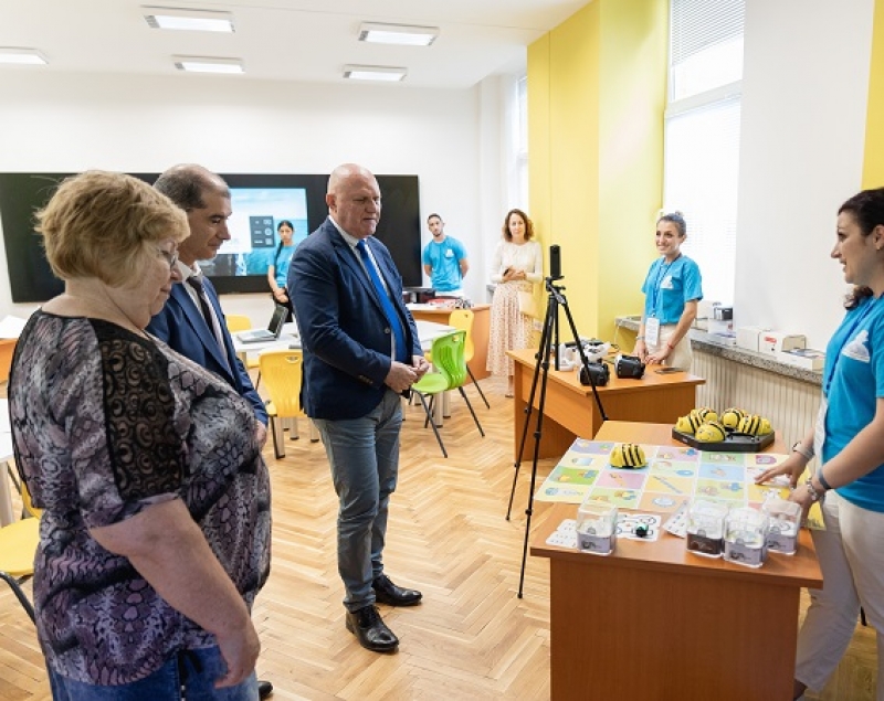Министърът на образованието лично се увери в дигиталните възможности на новия Център в Университет „Проф. д-р Асен Златаров“
