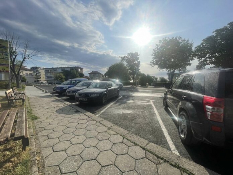 Наемател на паркинг в Царево пропищя: Местни дерибеи бият работниците ми с бухалки посред бял ден в центъра