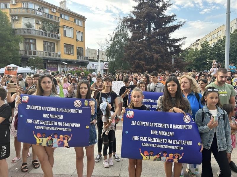 Хиляди излязоха на протест в Бургас