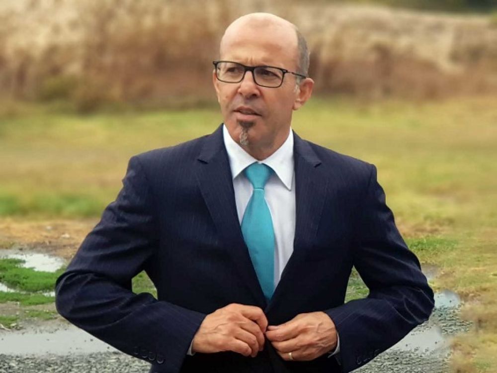 Две дами клатят силно кметския стол на д-р Германов в Приморско