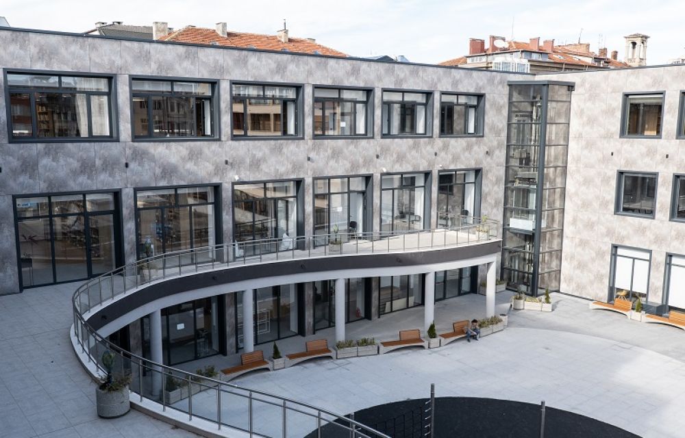 Гният книгите в лъскавата бургаска библиотека 