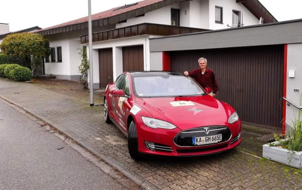 Германец измина 1.8 милиона километра със своята Tesla Model S
