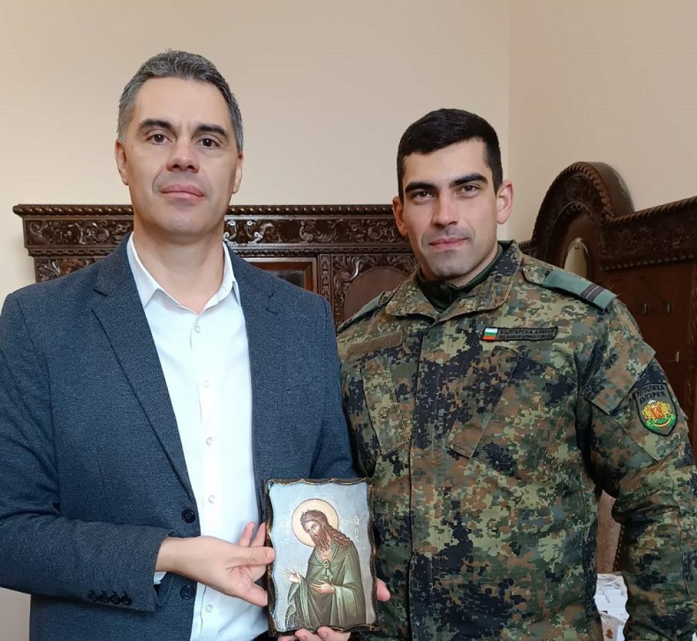 Областният управител Пламен Янев с жест към първенците спасили кръста на Богоявление 