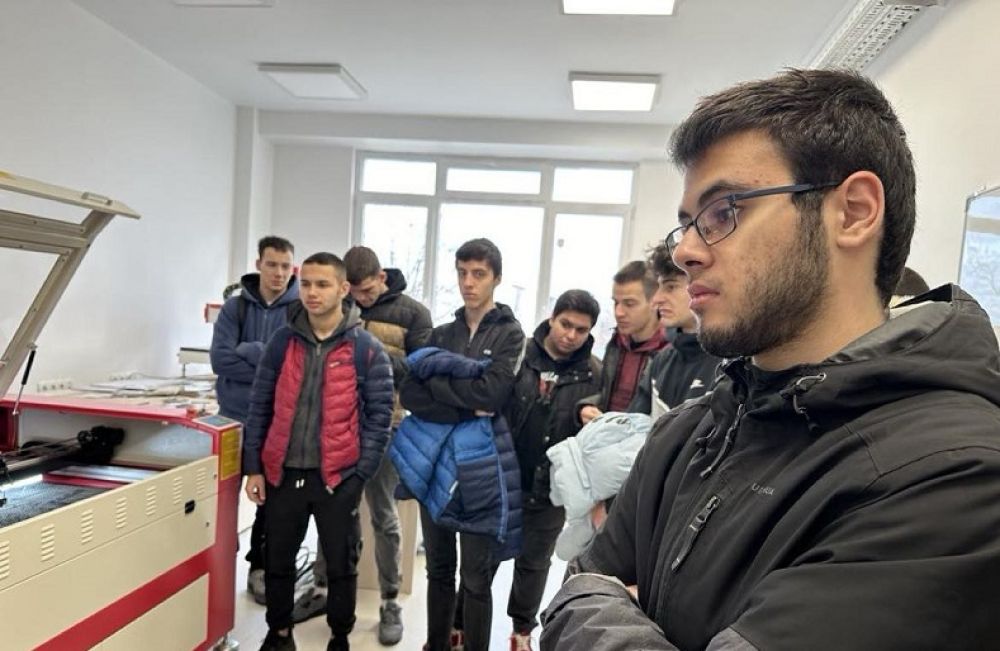 Гимназисти посетиха научноизследователския комплекс на  Университет „Проф. д-р Асен Златаров“