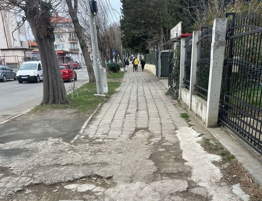 Изграждат нови тротоари на главната улица в кв. Сарафово 