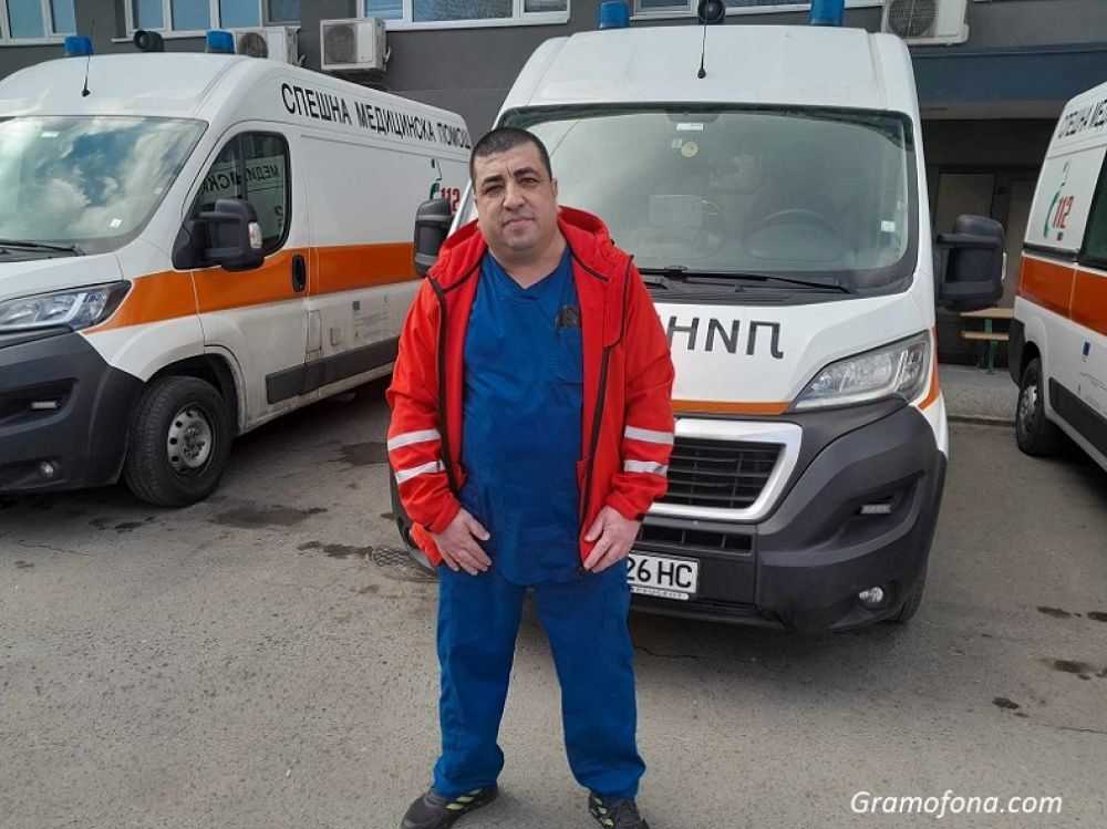 Парамедик изроди бебе в линейка на път за болницата в Бургас