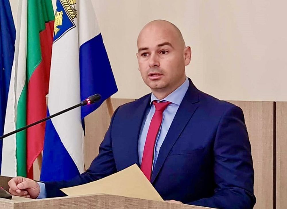 Превръща ли се в сметище един от най-скъпите комплекси на Бургас