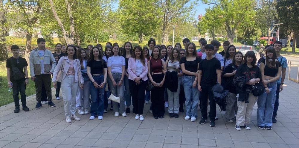 Ученици, изучаващи биология и химия - силно впечатлени от Бургаския държавен университет