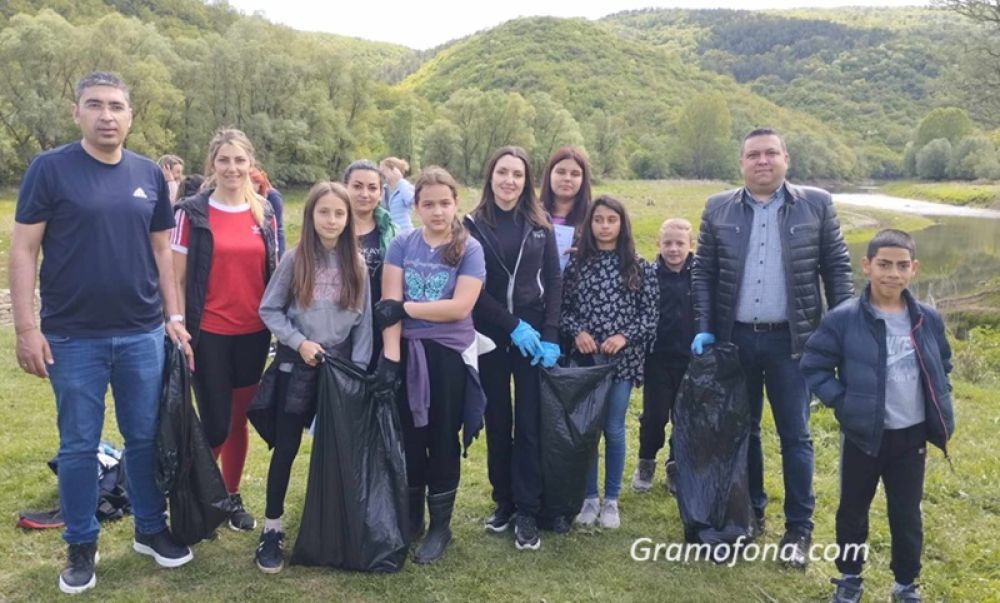 Община Сунгурларе проведе мащабна акция за почистване на язовир „Камчия“