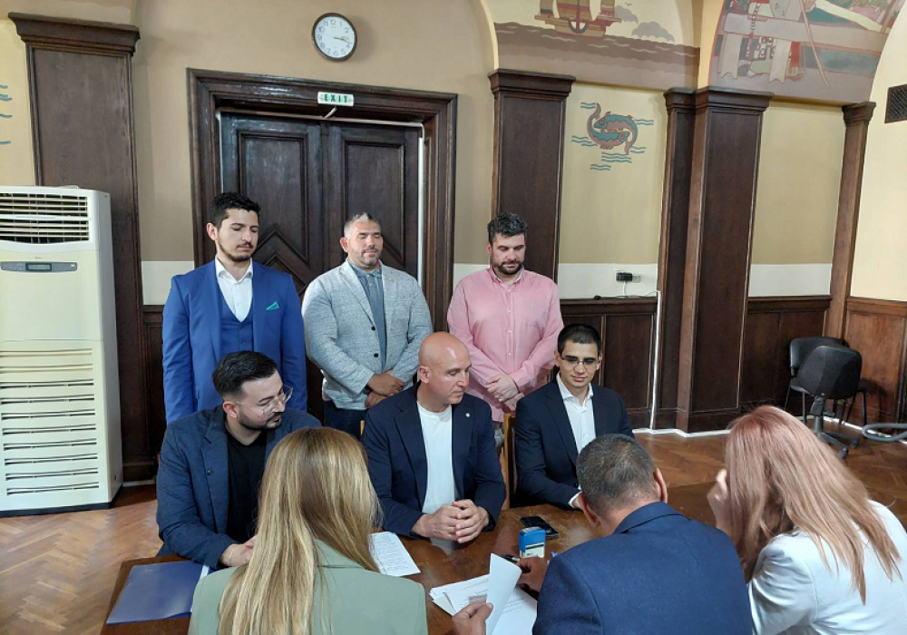 Коалиция „ПП-ДБ“ регистрира листата си за изборите в Бургаска област