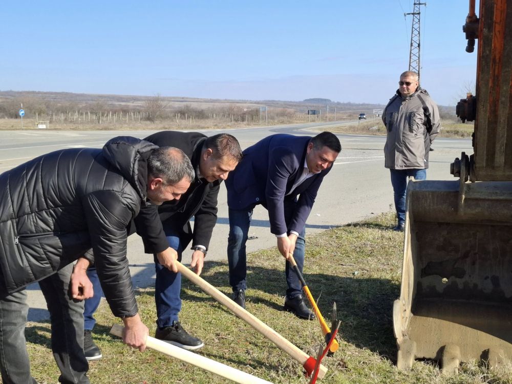 Кметът на Сунгурларе Димитър Гавазов направи първа копка на ключово кръстовище