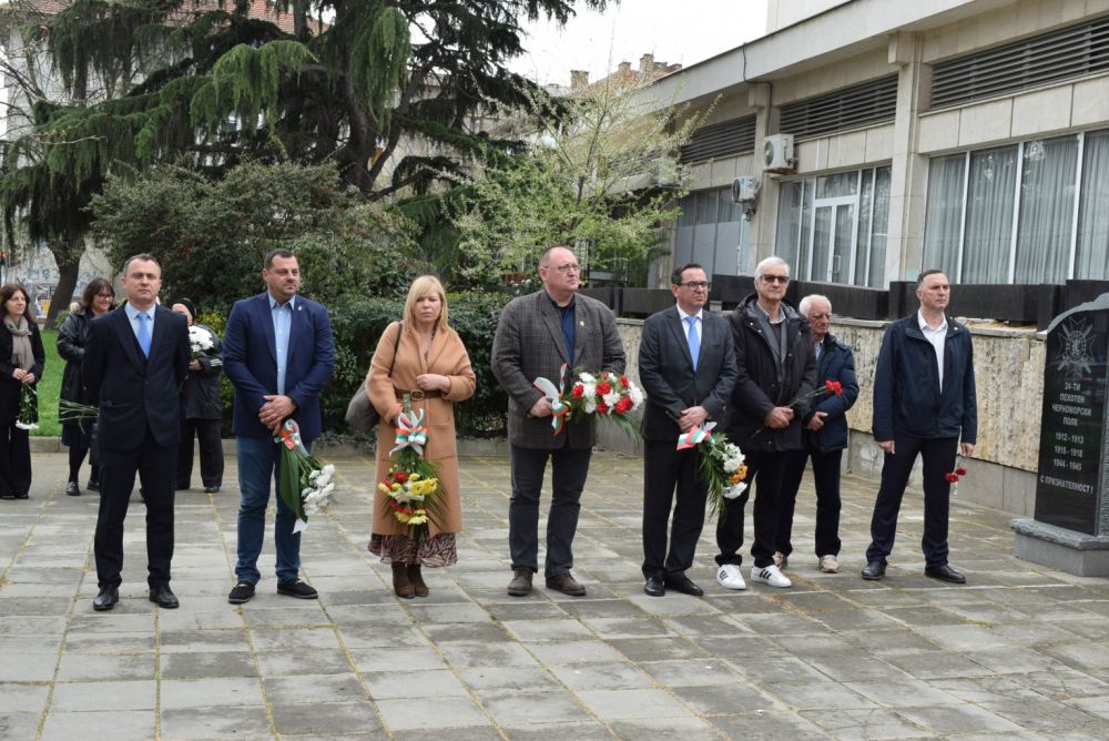 Десетки граждани отбелязаха Деня на Тракия