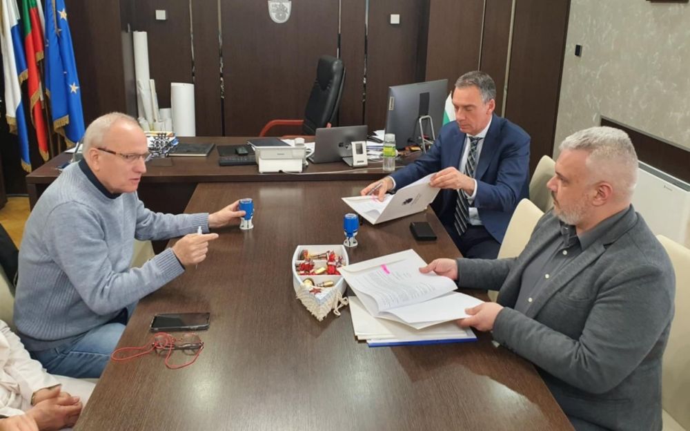 Кметът Димитър Николов и учителските синдикати подписаха нов колективен трудов договор 