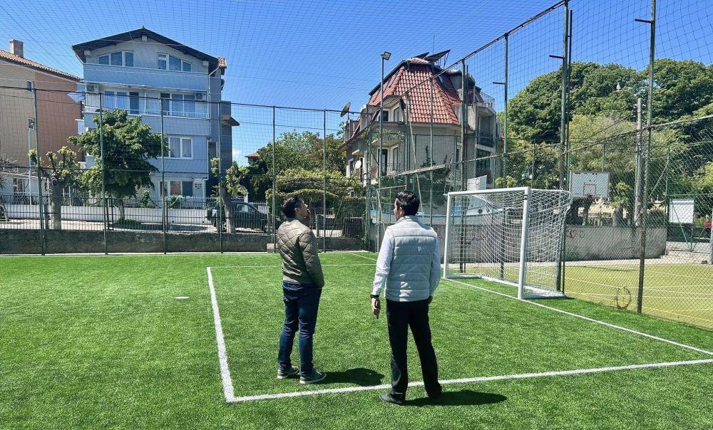 Марин Киров инспектира ремонта на футболното игрище в Ахтопол 