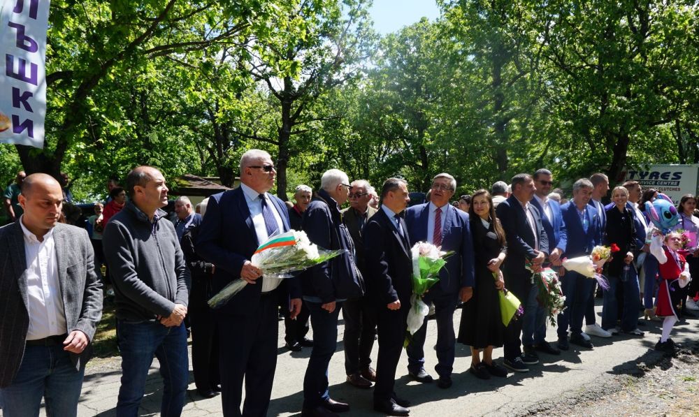 Тракийци се събраха за Националния събор „Фолклорен венец Божура“