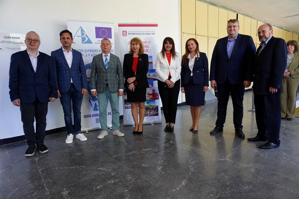 В Бургаския държавен университет бе открита научна лаборатория,  обновена със средства на „Лукойл Нефтохим Бургас“ АД