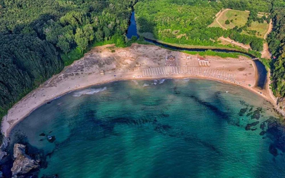 Красив български плаж е вече свободно достъпен