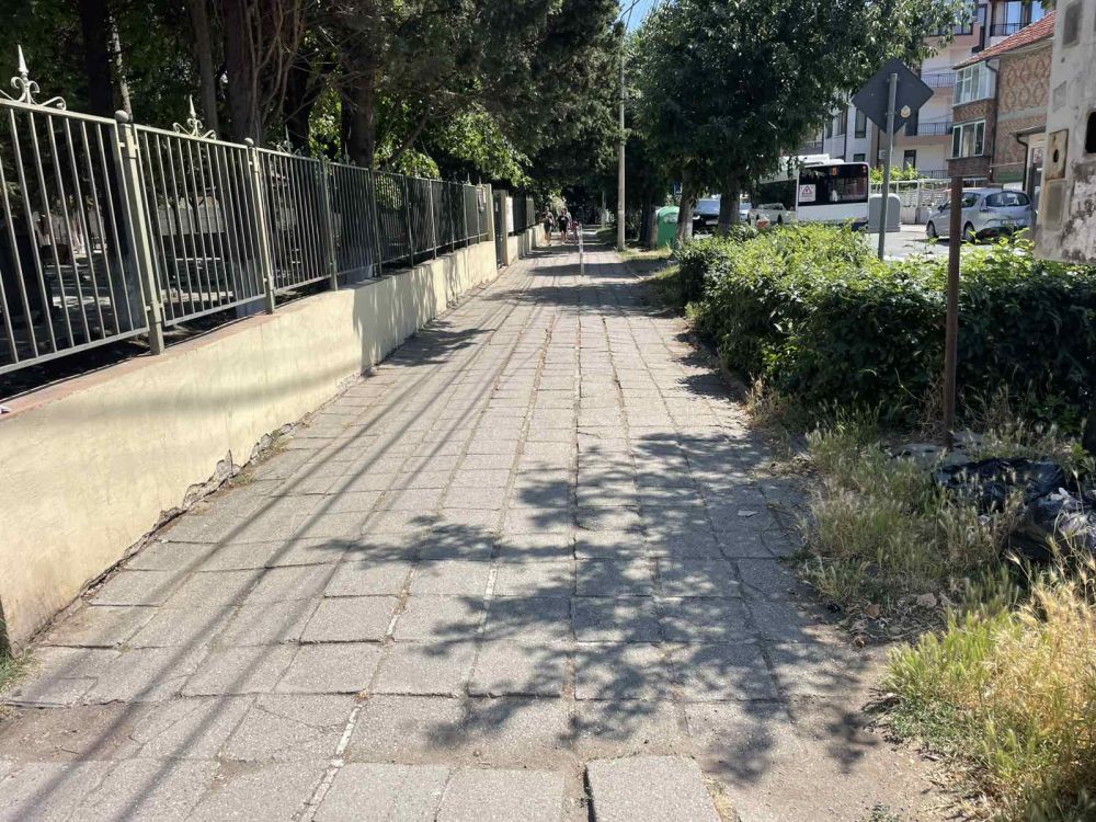 С началото на летния сезон започнаха и обещаваните ремонти в кв. „Сарафово“