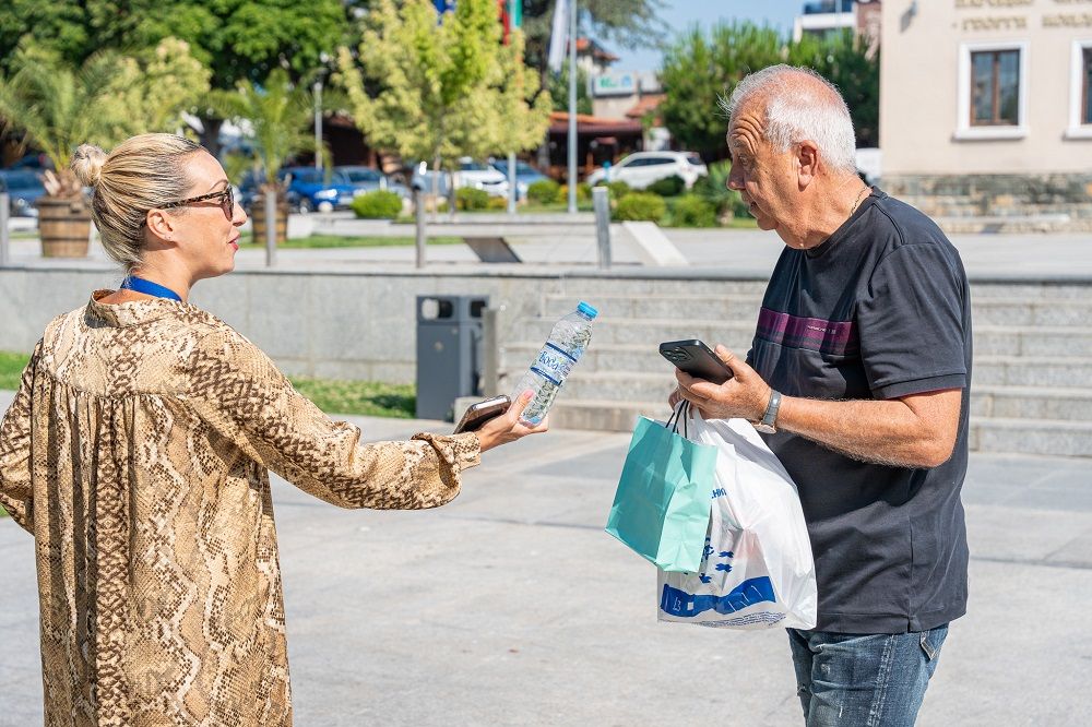Служители на община Царево раздадоха безплатна вода заради високите температури