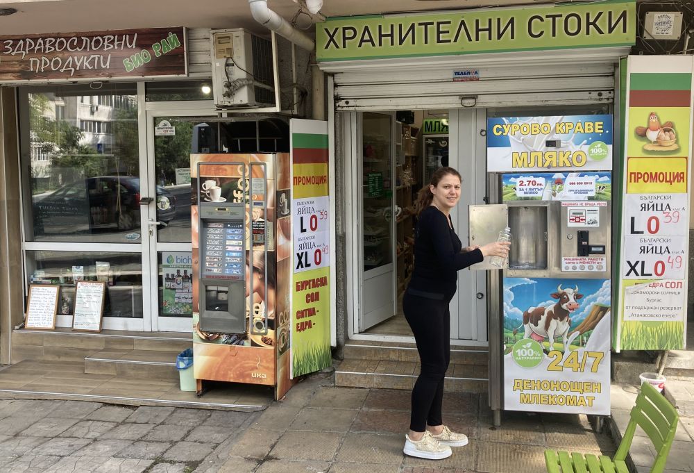 Все повече хора купуват мляко от първия млекомат в центъра на Бургас