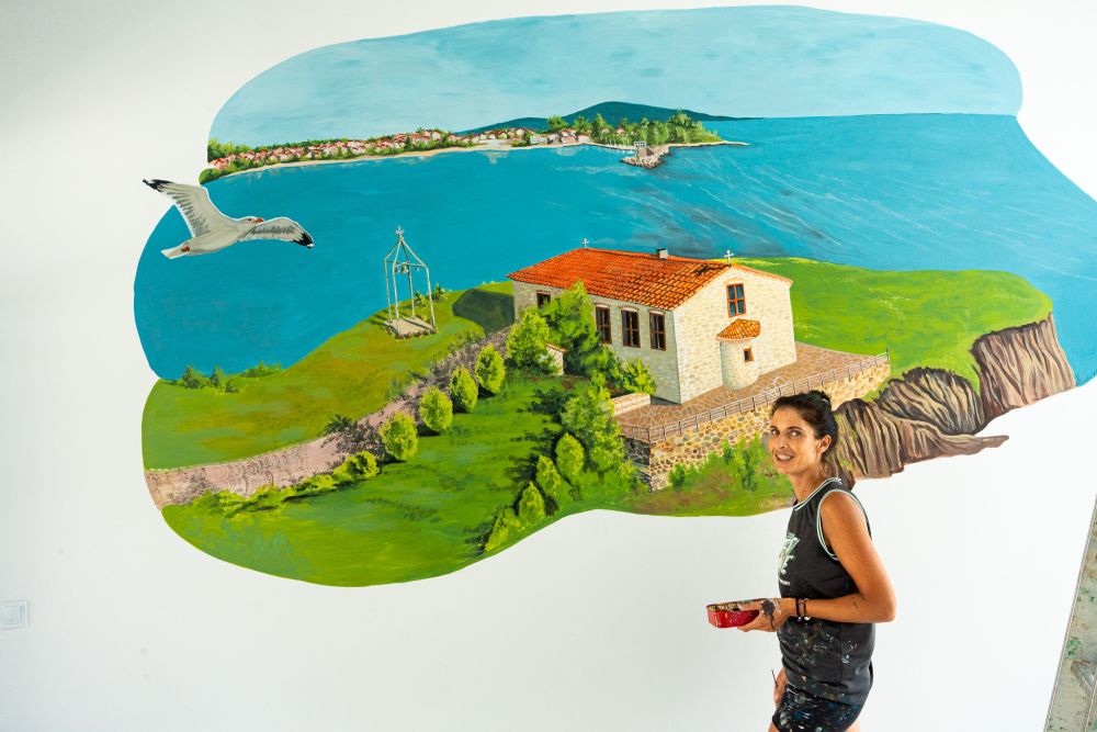 С четка и сърце Цвети Асенова преобрази медицинския център в Царево