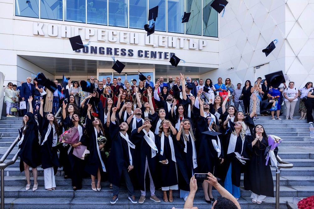 Първият випуск млади лекари от Бургаския държавен университет се дипломира