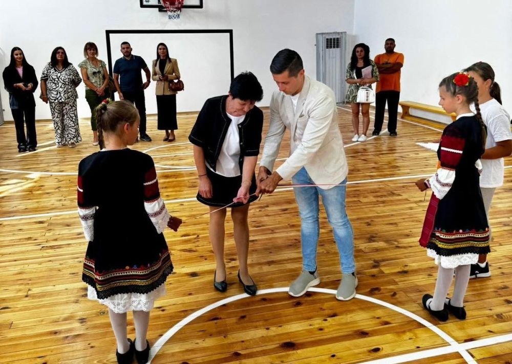 Кметът на община Царево Марин Киров тържествено откри изцяло обновения физкултурен салон на ОУ „Св. св. Кирил и Методий“ – Ахтопол