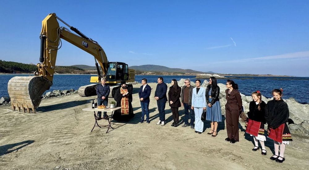 Стартира дългоочакваното брегоукрепване на плажа в Ахтопол