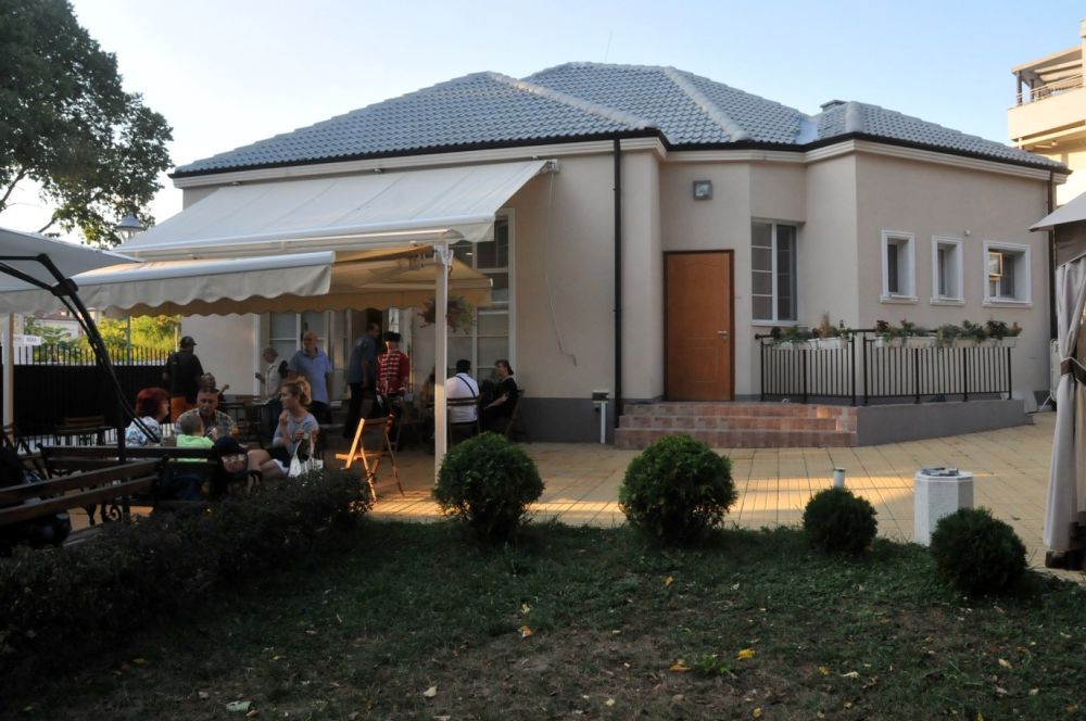 „Бургаската писателска общност“ извършвала незаконна търговска дейност