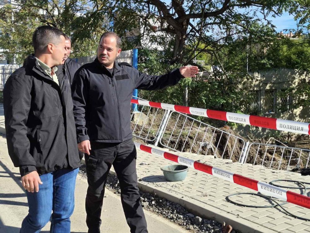 Народният представител Калин Стоянов и кметът на Царево Марин Киров провериха критични участъци в общината след наводненията